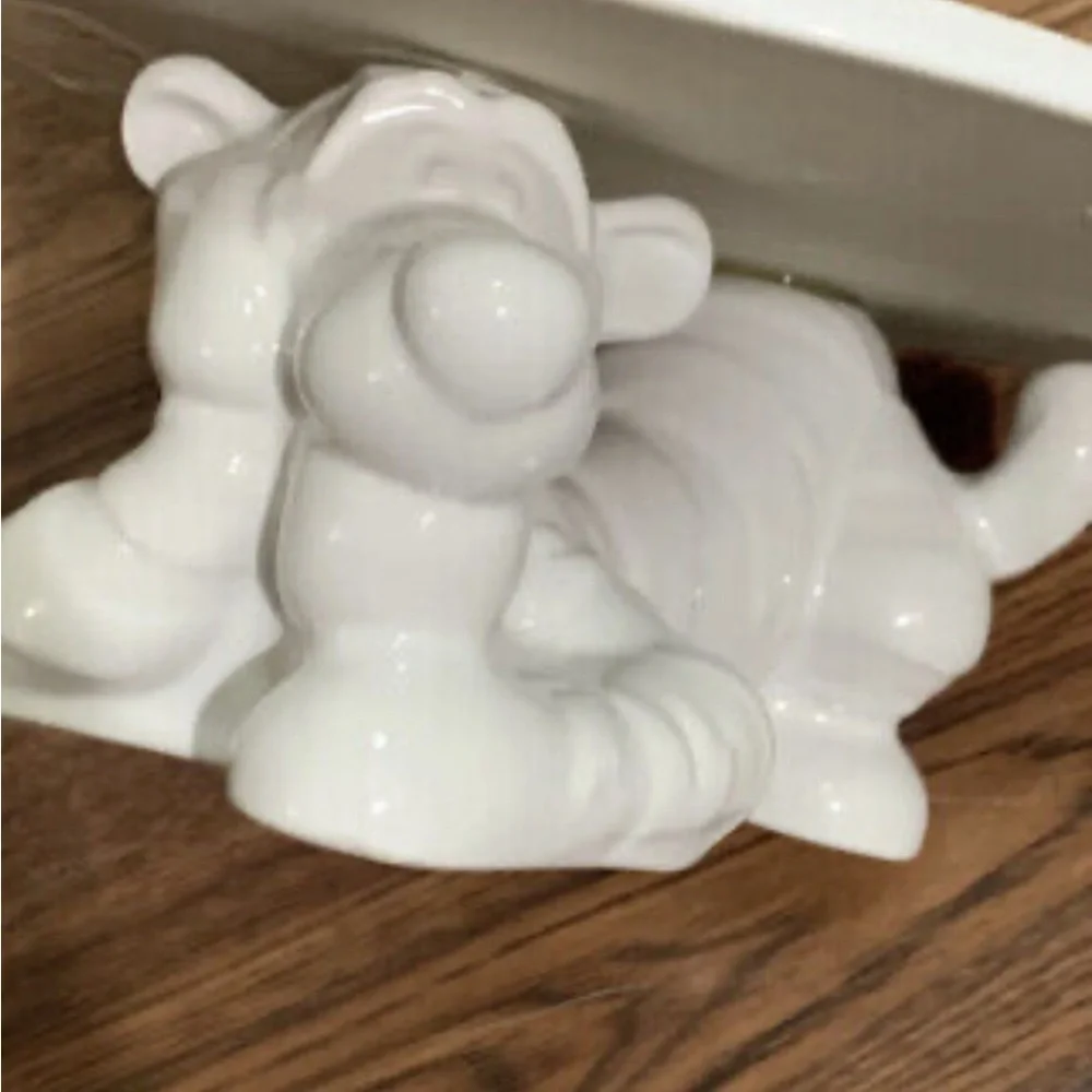 Disney Tigger Cake Plate NEW Ceramic Winnie Pooh White Stand Sculpture